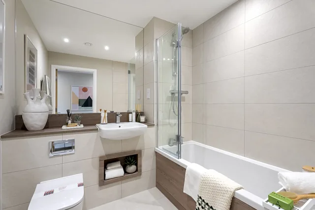 Streatham Common Junction show home bathroom