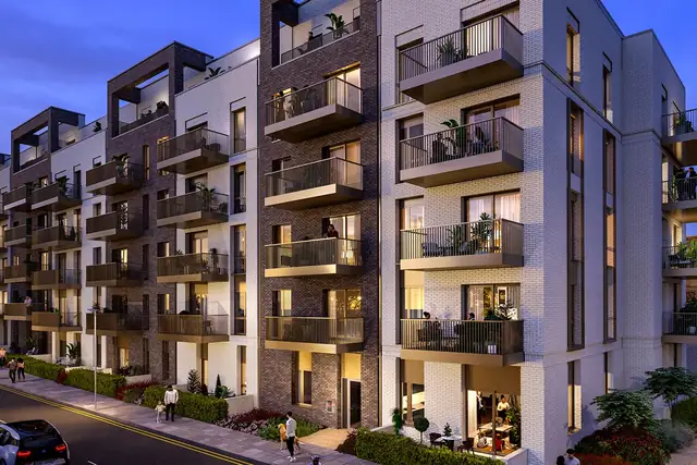 Kidbrooke Village’daki The Blackheath Collection apartman binasının akşam görünümü; ağaçlı bir sokağın üzerinde balkonlar.