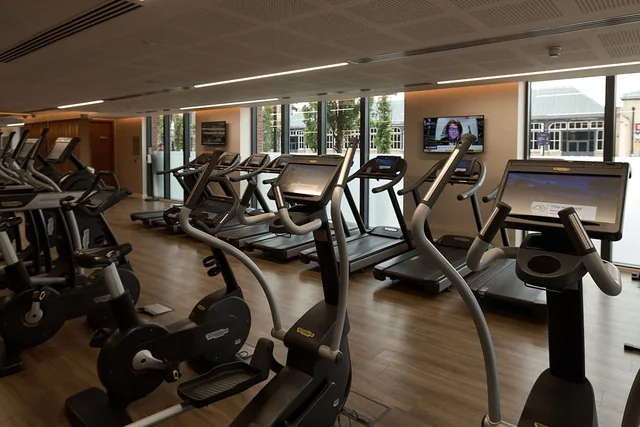 Royal Arsenal Riverside’daki The Waterside Club spor salonunda sıra sıra kardiyo aletleri.