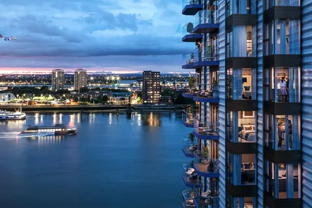 Royal Arsenal Riverside’daki Lantern Wharf binasının balkonları yanında, alacakaranlıkta teknelerin geçtiği Thames Nehri.