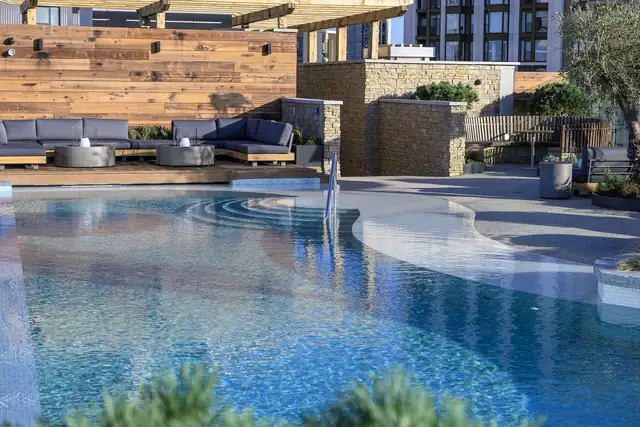 Çatıdaki Beach Club’ın havuzu ve oturma alanı