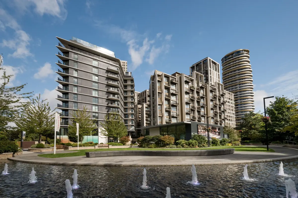 White City Living’de fıskiyeli havuzun ardındaki konut binaları