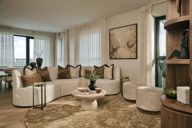 The Elite Homes’taki üç yatak odalı örnek dairenin oturma odası