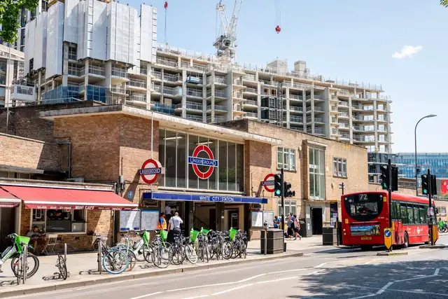 White City metro istasyonunun girişi