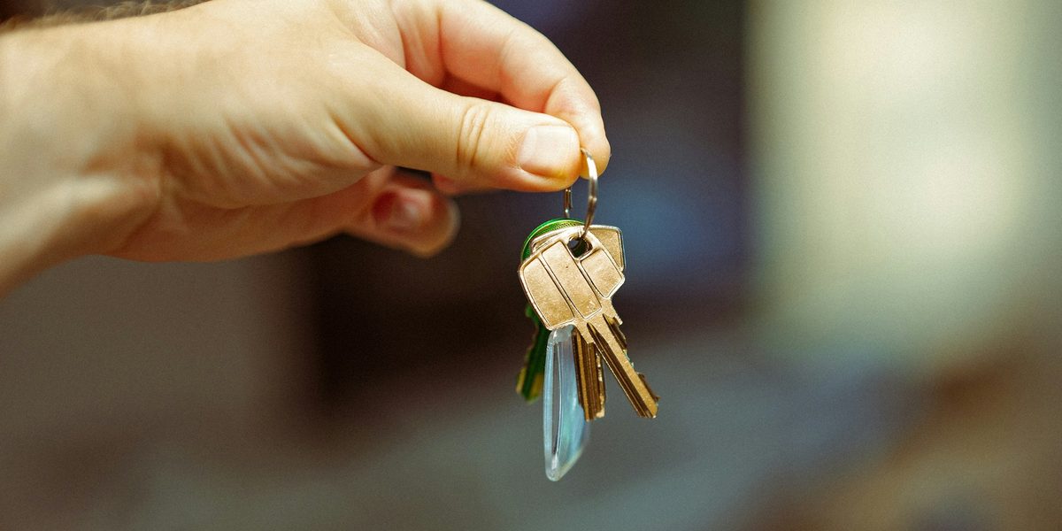 A hand holding a bunch of house keys