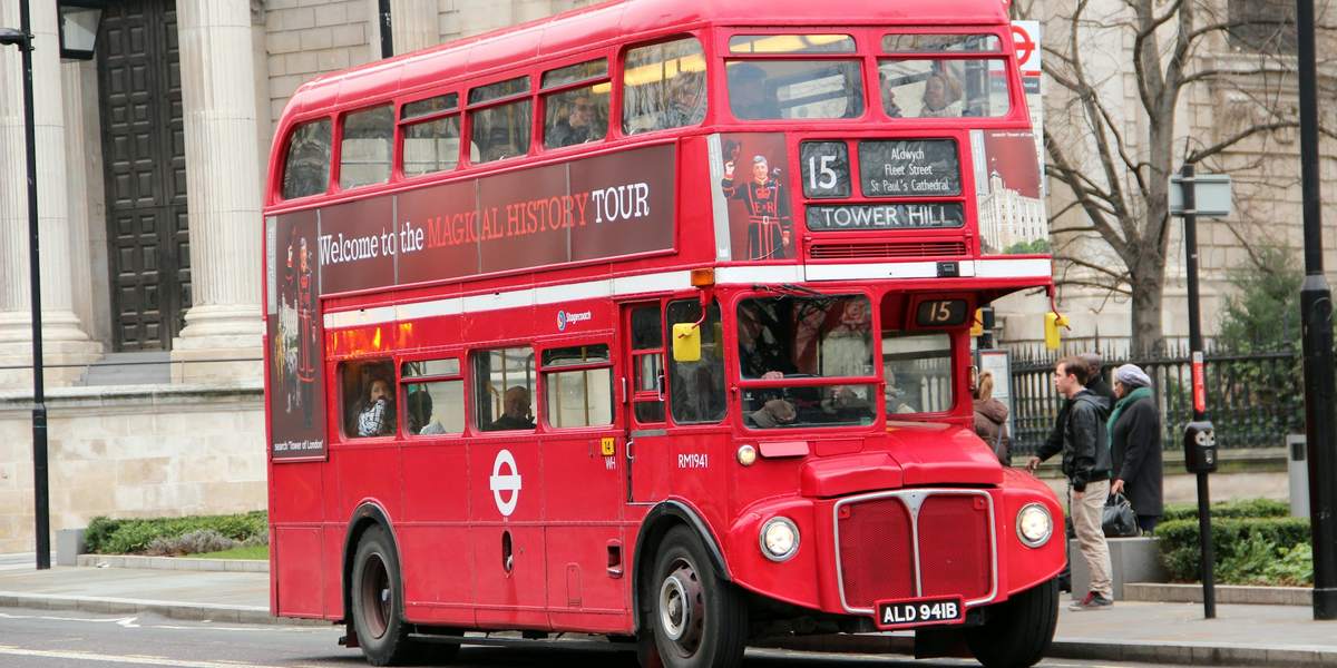 Londra’da bir caddede kırmızı çift katlı otobüs